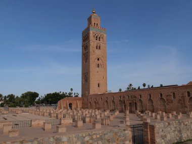 MARRAKECH, MOROCCO - 23 Eylül 2019: Mavi gökyüzü ile güneşli bir günde Koutoubia Camii manzarası