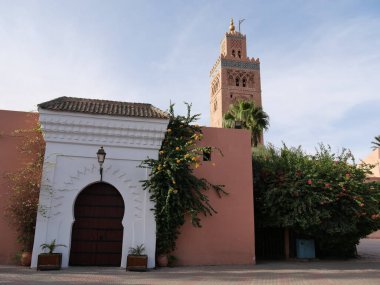 MARRAKECH, MOROCCO - 23 Eylül 2019: Mavi gökyüzü ile güneşli bir günde Koutoubia Camii manzarası