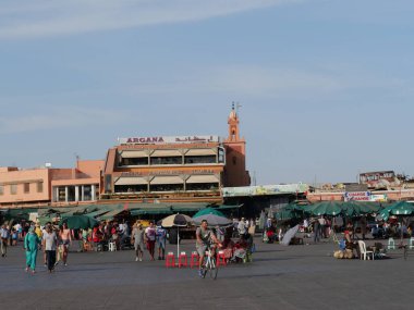 MARRAKECH, MOROCCO - 23 Eylül 2019 Marakeş 'in Medina Mahallesi, Marakeş, Fas. Şehirdeki insanlar ve trafik. Alışveriş, ticaret, turizm.