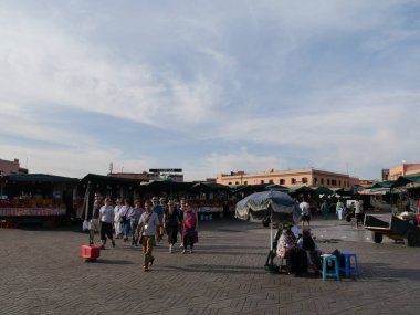 MARRAKECH, MOROCCO - 23 Eylül 2019 Marakeş 'in Medina Mahallesi, Marakeş, Fas. Şehirdeki insanlar ve trafik. Alışveriş, ticaret, turizm.