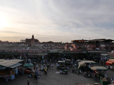 MARRAKECH, MOROCCO - 23 Eylül 2019 Marakeş 'in Medina Mahallesi, Marakeş, Fas. Şehirdeki insanlar ve trafik. Alışveriş, ticaret, turizm.