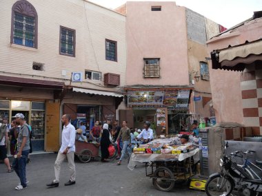 MARRAKECH, MOROCCO - 23 Eylül 2019 Marakeş 'in Medina Mahallesi, Marakeş, Fas. Şehirdeki insanlar ve trafik. Alışveriş, ticaret, turizm.