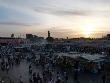 MARRAKECH, MOROCCO - 23 Eylül 2019 Marakeş 'in Medina Mahallesi, Marakeş, Fas. Şehirdeki insanlar ve trafik. Alışveriş, ticaret, turizm.