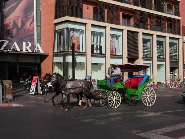 MARRAKECH, MOROCCO - 23 Eylül 2019 Marakeş 'in Medina Mahallesi, Marakeş, Fas. Şehirdeki insanlar ve trafik. Alışveriş, ticaret, turnuva.