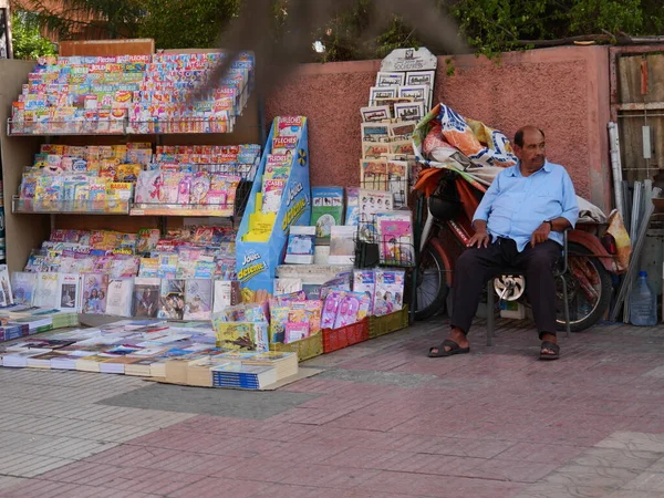 MARRAKECH, MOROCCO - 23 Eylül 2019 Marakeş 'in Medina Mahallesi, Marakeş, Fas. Şehirdeki insanlar ve trafik. Alışveriş, ticaret, turnuva.