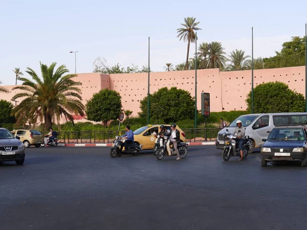 MARRAKECH, MOROCCO - 23 Eylül 2019 Marakeş 'in Medina Mahallesi, Marakeş, Fas. Şehirdeki insanlar ve trafik. Alışveriş, ticaret, turnuva.
