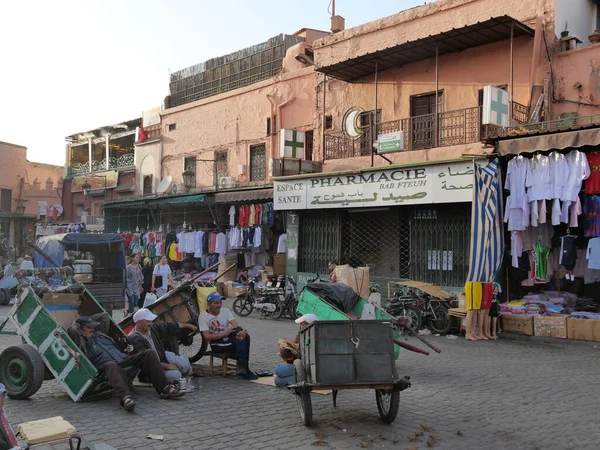 MARRAKECH, MOROCCO - 23 Eylül 2019 Marakeş 'in Medina Mahallesi, Marakeş, Fas. Şehirdeki insanlar ve trafik. Alışveriş, ticaret, turnuva.