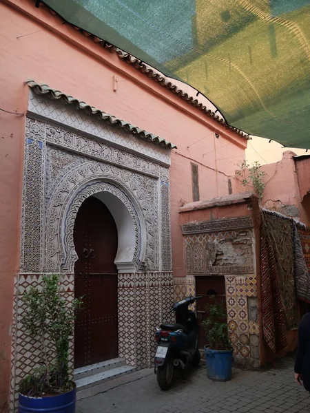 MARRAKECH, MOROCCO - 23 Eylül 2019 Marakeş 'in Medina Mahallesi, Marakeş, Fas. Şehirdeki insanlar ve trafik. Alışveriş, ticaret, turnuva.