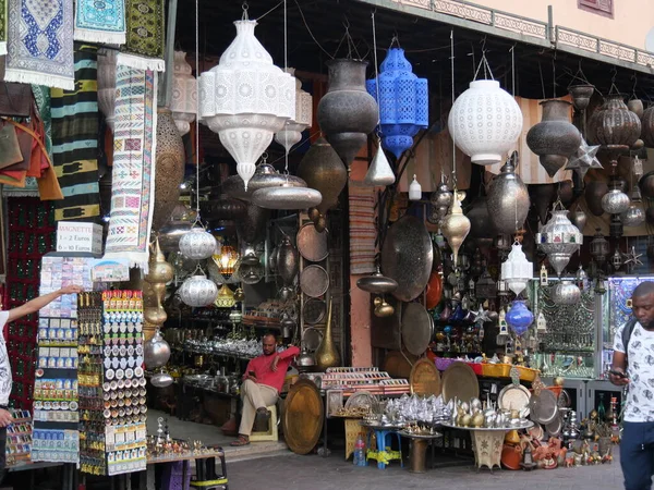 MARRAKECH, MOROCCO - 23 Eylül 2019 Marakeş 'in Medina Mahallesi, Marakeş, Fas. Şehirdeki insanlar ve trafik. Alışveriş, ticaret, turnuva.