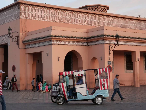 MARRAKECH, MOROCCO - 23 Eylül 2019 Marakeş 'in Medina Mahallesi, Marakeş, Fas. Şehirdeki insanlar ve trafik. Alışveriş, ticaret, turnuva.