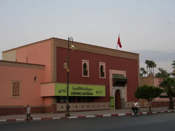 MARRAKECH, MOROCCO - 23 Eylül 2019 Marakeş 'in Medina Mahallesi, Marakeş, Fas. Şehirdeki insanlar ve trafik. Alışveriş, ticaret, turnuva.