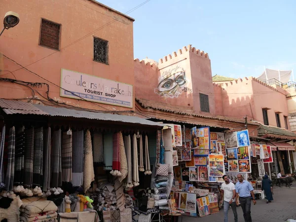 MARRAKECH, MOROCCO - 23 Eylül 2019 Marakeş 'in Medina Mahallesi, Marakeş, Fas. Şehirdeki insanlar ve trafik. Alışveriş, ticaret, turnuva.
