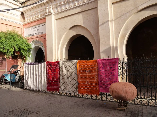 MARRAKECH, MOROCCO - 23 Eylül 2019 Marakeş 'in Medina Mahallesi, Marakeş, Fas. Şehirdeki insanlar ve trafik. Alışveriş, ticaret, turnuva.