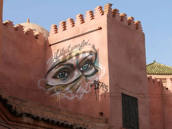 MARRAKECH, MOROCCO - 23 Eylül 2019 Marakeş 'in Medina Mahallesi, Marakeş, Fas. Şehirdeki insanlar ve trafik. Alışveriş, ticaret, turnuva.