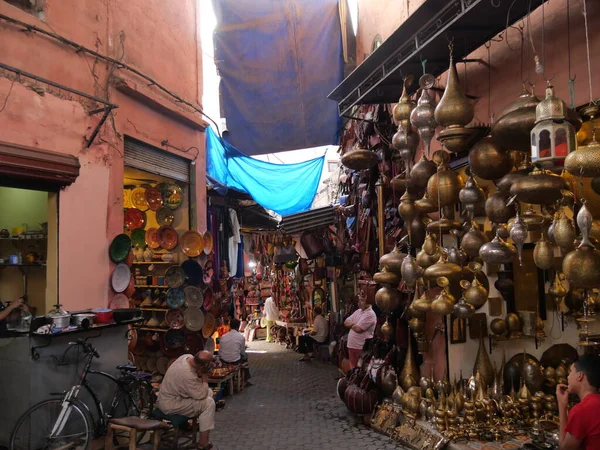 MARRAKECH, MOROCCO - 23 Eylül 2019 Marakeş 'in Medina Mahallesi, Marakeş, Fas. Şehirdeki insanlar ve trafik. Alışveriş, ticaret, turnuva.