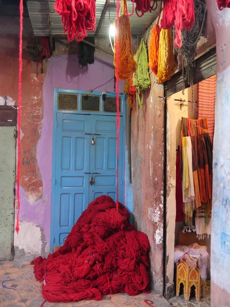 MARRAKECH, MOROCCO - 23 Eylül 2019 Marakeş 'in Medina Mahallesi, Marakeş, Fas. Şehirdeki insanlar ve trafik. Alışveriş, ticaret, turnuva.