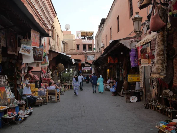 Marrakech Morocco 2019年9月23日 马拉喀什梅迪纳区广场和市场 摩洛哥马拉喀什 城市里的人和交通 — 图库照片