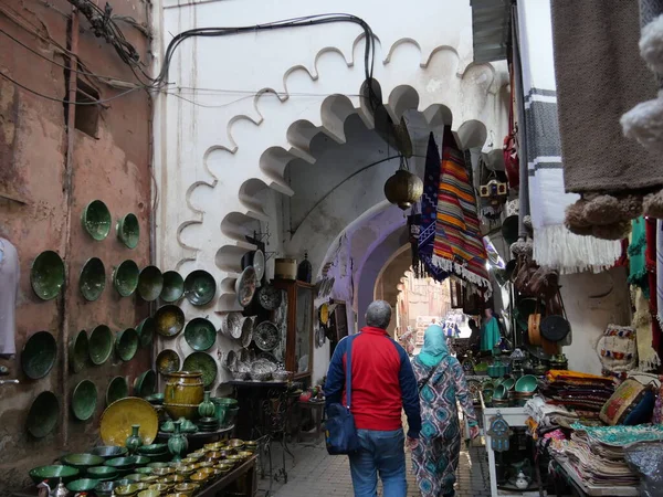 MARRAKECH, MOROCCO - 23 Eylül 2019 Marakeş 'in Medina Mahallesi, Marakeş, Fas. Şehirdeki insanlar ve trafik. Alışveriş, ticaret, turnuva.
