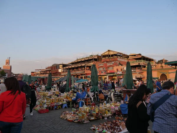 モロッコのマラケシュ 9月23 2019 マラケシュのメディア街 マラケシュ モロッコの広場や市場 市内の人々や交通 ショップ コマース ツアー — ストック写真