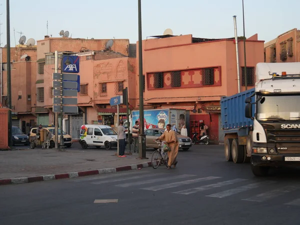 MARRAKECH, MOROCCO - 23 Eylül 2019 Marakeş 'in Medina Mahallesi, Marakeş, Fas. Şehirdeki insanlar ve trafik. Alışveriş, ticaret, turnuva.