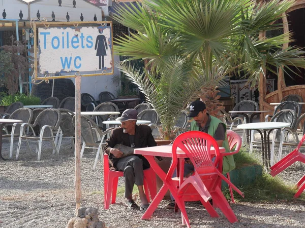 MARRAKECH, MOROCCO - 23 Eylül 2019 Marakeş 'in Medina Mahallesi, Marakeş, Fas. Şehirdeki insanlar ve trafik. Alışveriş, ticaret, turnuva.