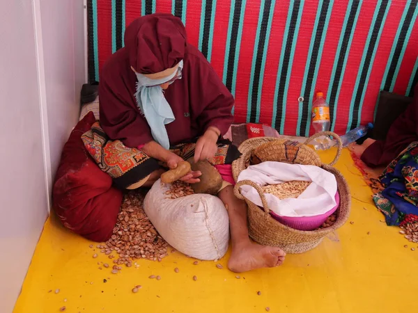 Marrakech Marocco Settembre 2019 Donna Lavora Una Cooperativa Produzione Olio — Foto Stock