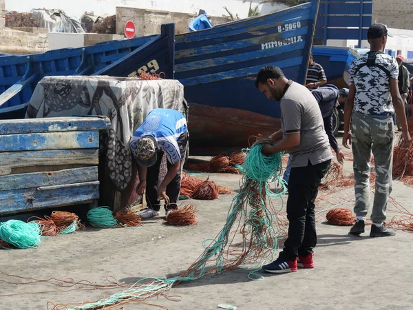 ESSAOUIRA, MOROCCO - 24 Eylül 2019: Essaouira eski kasaba manzarası güneşli bir günde. Limanda ve balıkçılıkta mavi balıkçı tekneleri