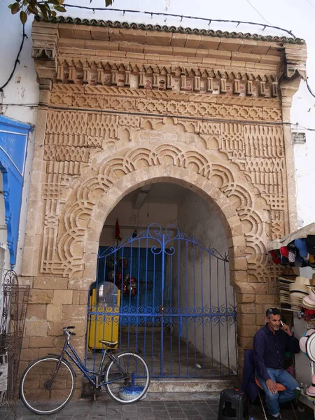 ESSAOUIRA, MOROCCO - 24 Eylül 2019: Essaouira eski kasaba manzarası güneşli bir günde. Limanda ve balıkçılıkta mavi balıkçı tekneleri
