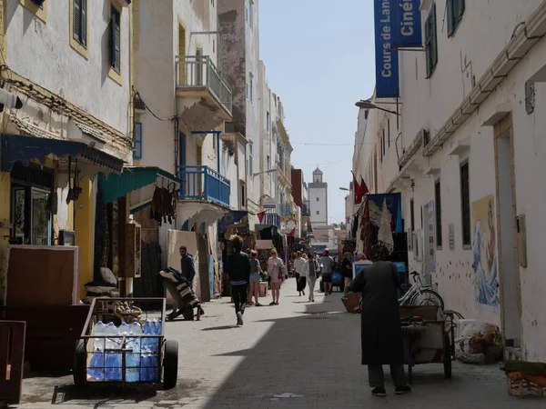 Essaoira Morocco 9月24 2019 晴れた日にEssaouira旧市街の景色 町の中心広場 港内の青い漁船と漁業 — ストック写真