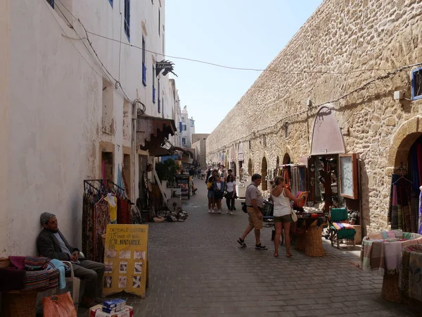 ESSAOUIRA, MOROCCO - 24 Eylül 2019: Essaouira eski kasaba manzarası güneşli bir günde. Limanda ve balıkçılıkta mavi balıkçı tekneleri