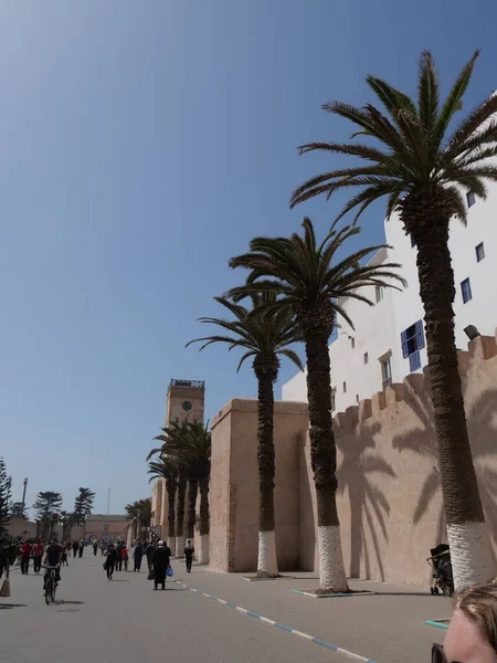 ESSAOUIRA, MOROCCO - 24 Eylül 2019: Essaouira eski kasaba manzarası güneşli bir günde. Limanda ve balıkçılıkta mavi balıkçı tekneleri