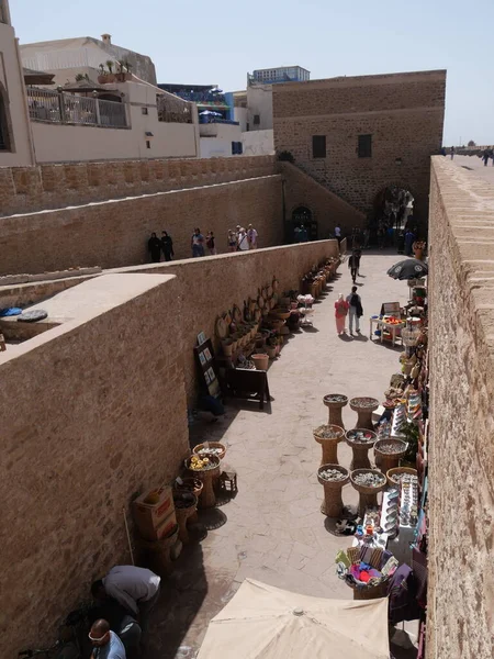 ESSAOUIRA, MOROCCO - 24 Eylül 2019: Essaouira eski kasaba manzarası güneşli bir günde. Limanda ve balıkçılıkta mavi balıkçı tekneleri