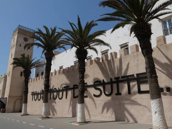 ESSAOUIRA, MOROCCO - 24 Eylül 2019: Essaouira eski kasaba manzarası güneşli bir günde. Limanda ve balıkçılıkta mavi balıkçı tekneleri