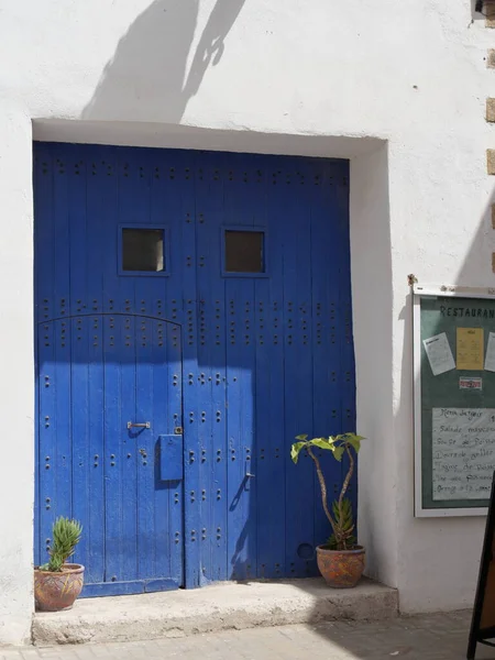 ESSAOUIRA, MOROCCO - 24 Eylül 2019: Essaouira eski kasaba manzarası güneşli bir günde. Limanda ve balıkçılıkta mavi balıkçı tekneleri