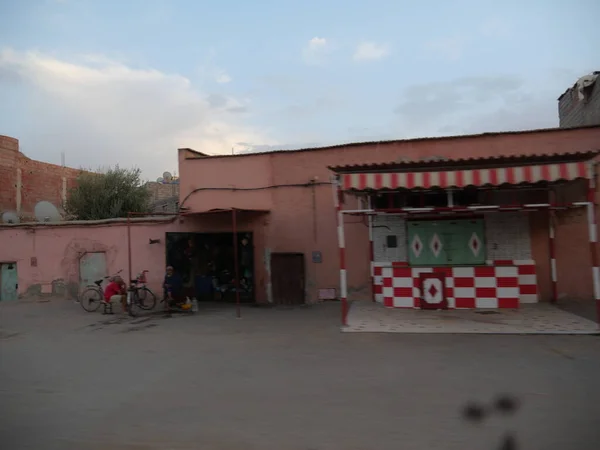 MARRAKECH, MOROCCO - 23 Eylül 2019 Marakeş 'in Medina Mahallesi, Marakeş, Fas. Şehirdeki insanlar ve trafik. Alışveriş, ticaret, turizm.