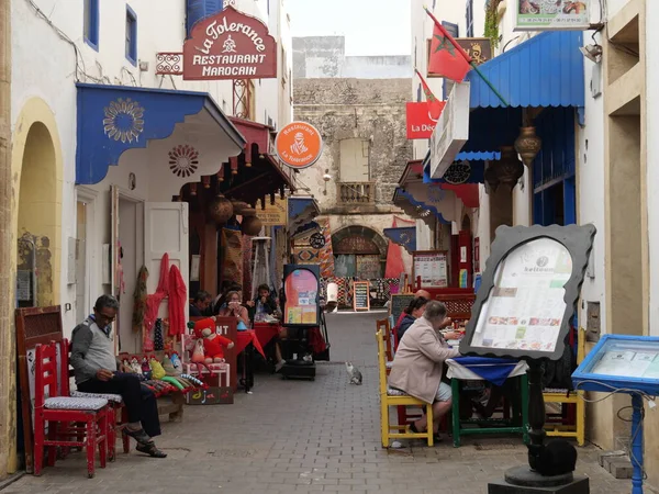 ESSAOUIRA, MOROCCO - 24 Eylül 2019: Essaouira eski kasaba manzarası güneşli bir günde. Limanda ve balıkçılıkta mavi balıkçı tekneleri