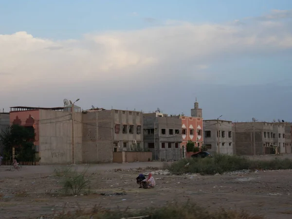 MARRAKECH, MOROCCO - 23 Eylül 2019 Marakeş 'in Medina Mahallesi, Marakeş, Fas. Şehirdeki insanlar ve trafik. Alışveriş, ticaret, turizm.