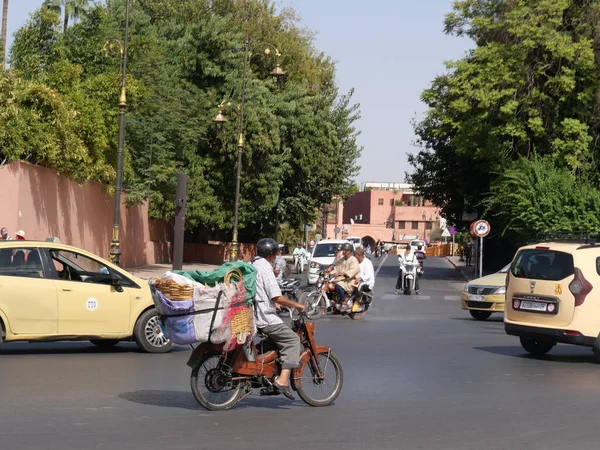 MARRAKECH, MOROCCO - 23 Eylül 2019 Marakeş 'in Medina Mahallesi, Marakeş, Fas. Şehirdeki insanlar ve trafik. Alışveriş, ticaret, turizm.