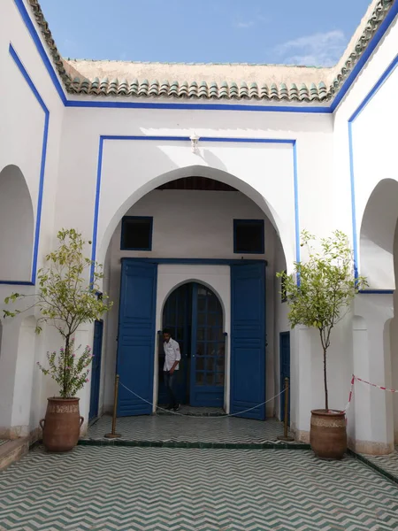 MARRAKECH, MOROCCO - 23 Eylül 2019 Marakeş 'in Medina Mahallesi, Marakeş, Fas. Şehirdeki insanlar ve trafik. Alışveriş, ticaret, turizm.
