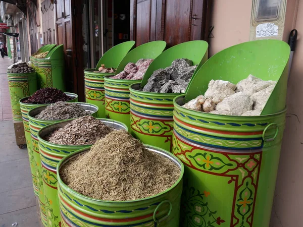 MARRAKECH, MoroCCO - 23 Eylül 2019: Geleneksel Fas pazarında baharat seçimi
