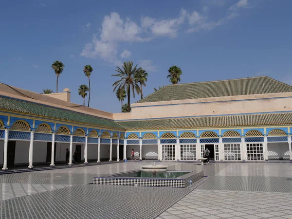 MARRAKECH, MOROCCO - 23 Eylül 2019 Marakeş Bahia Sarayı, Fas 'ın Marakeş şehrinde yer alan bir saray ve bahçedir..