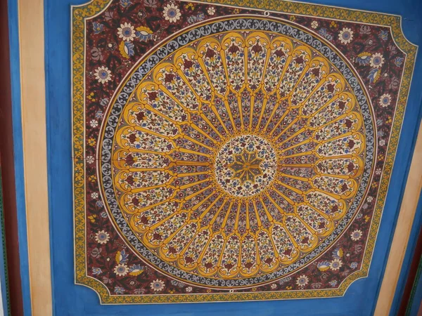 MARRAKECH, MOROCCO - 23 Eylül 2019 Marakeş Bahia Sarayı, Fas 'ın Marakeş şehrinde yer alan bir saray ve bahçedir..