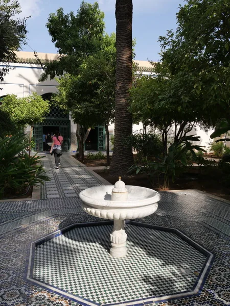 MARRAKECH, MOROCCO - 23 Eylül 2019 Marakeş Bahia Sarayı, Fas 'ın Marakeş şehrinde yer alan bir saray ve bahçedir..