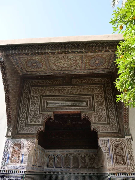MARRAKECH, MOROCCO - 23 Eylül 2019 Marakeş Bahia Sarayı, Fas 'ın Marakeş şehrinde yer alan bir saray ve bahçedir..