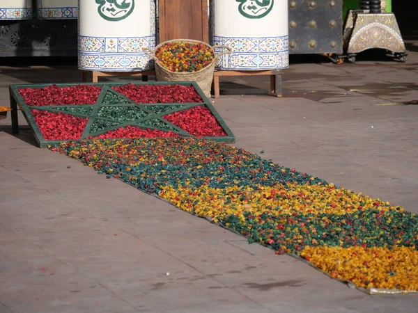 MARRAKECH, MOROCCO - 23 Eylül 2019 Marakeş 'in Medina Mahallesi, Marakeş, Fas. Şehirdeki insanlar ve trafik. Alışveriş, ticaret, turizm.
