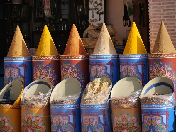 MARRAKECH, MoroCCO - 23 Eylül 2019: Geleneksel Fas pazarında baharat seçimi