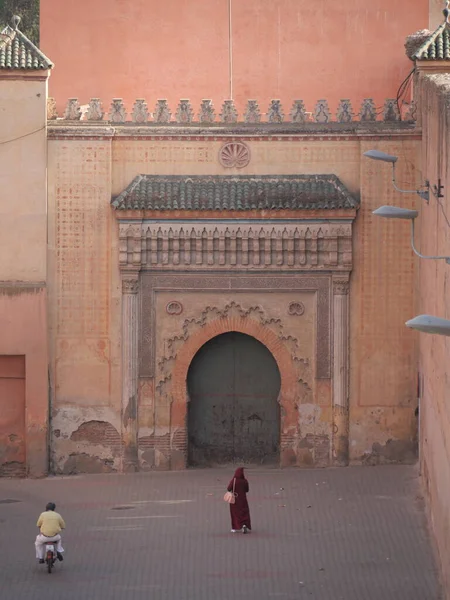 MARRAKECH, FOCCO - 23 Eylül 2019: Marakeş 'teki büyük kapı El Badi Sarayı. Şehrin eski kapısı..