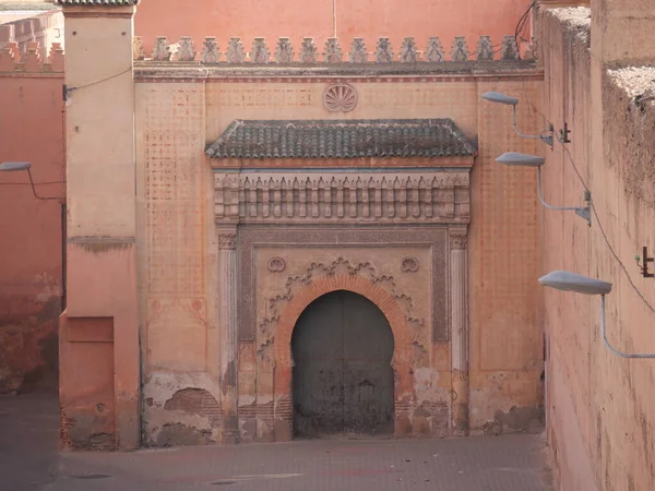 MARRAKECH, FOCCO - 23 Eylül 2019: Marakeş 'teki büyük kapı El Badi Sarayı. Şehrin eski kapısı..
