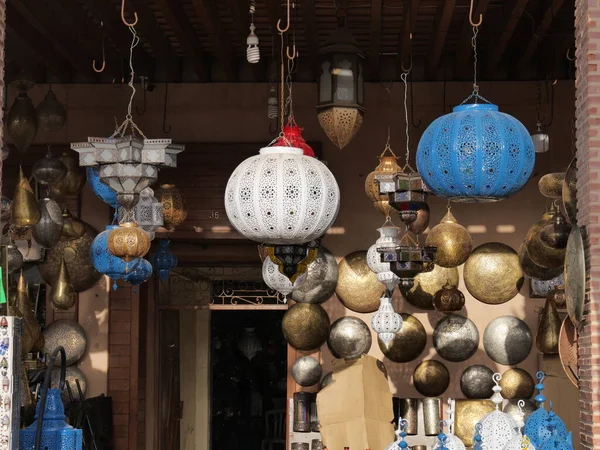 MARRAKECH, MOROCCO - 23 Eylül 2019 Marakeş 'in Medina Mahallesi, Marakeş, Fas. Şehirdeki insanlar ve trafik. Alışveriş, ticaret, turizm.
