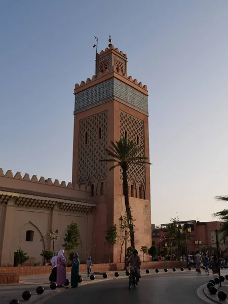 MARRAKECH, FOCCO - 23 Eylül 2019: Kasbah Camii ve geleneksel yerel halk 